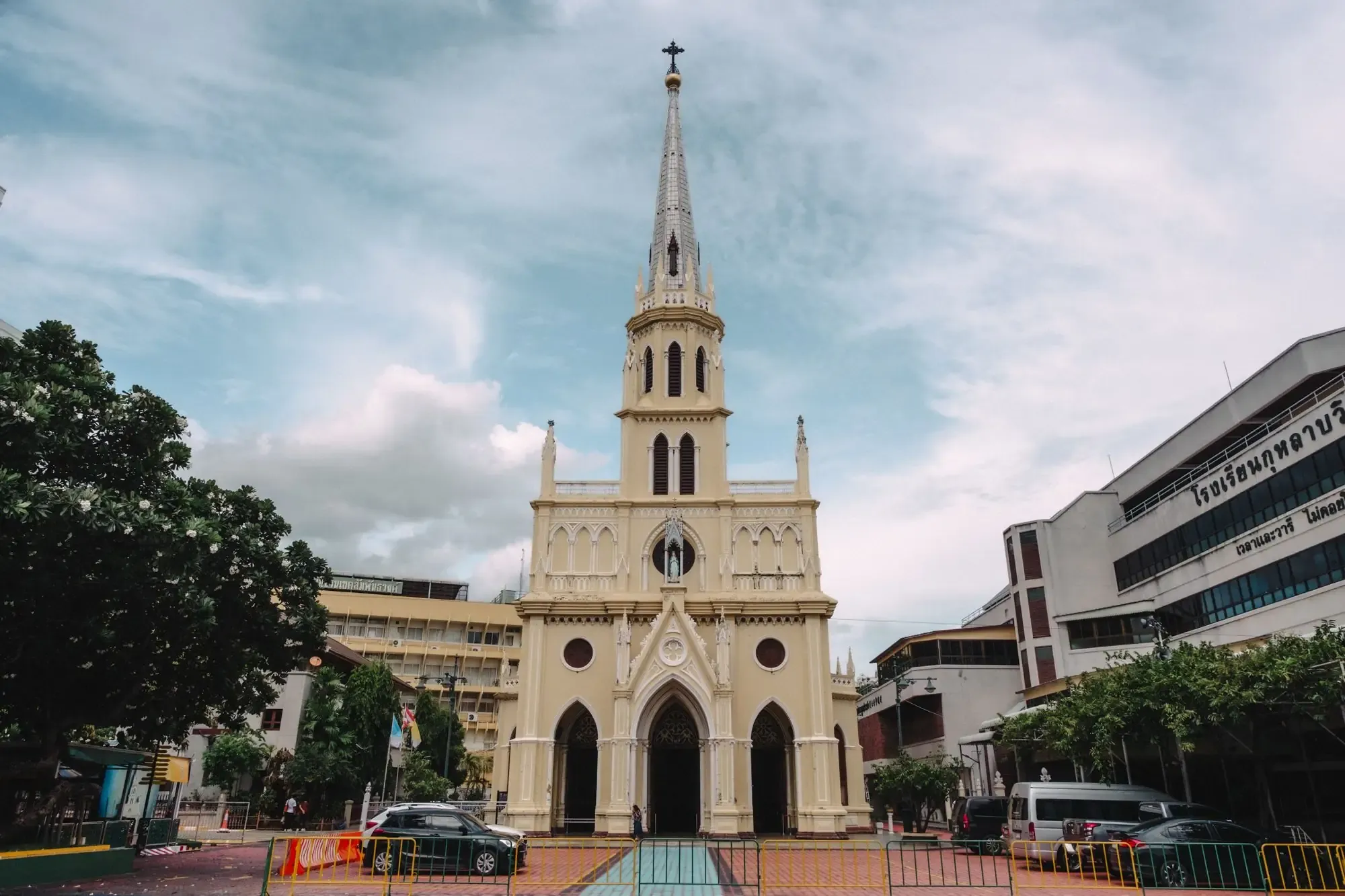 ภาพถ่ายด้านหน้าวัดกาลหว่าร์